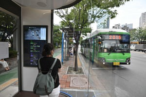 韓國安裝防疫公交候車亭 體溫低于37.5°C才能進站候車(圖1)